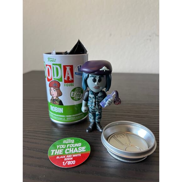 LE ONLY 800 PIECES EXCLUSIVE CHASE B&W Robin Buckley Stranger Things Funko Soda - Picture 1 of 2